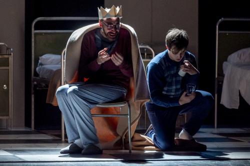 RE LIAR L'uomo con la Corona dal Re Lear di Shakespeare