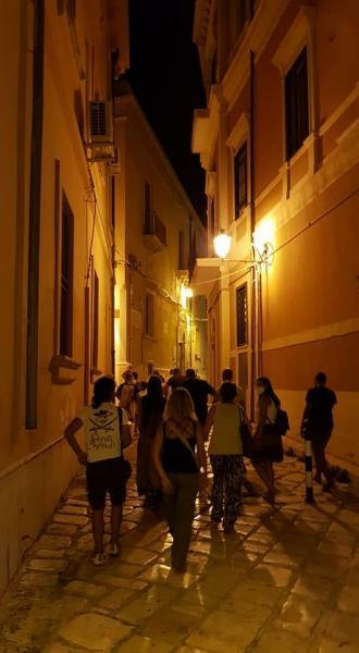 Tra i vicoli della Città Vecchia di Taranto...a luce di lampione
