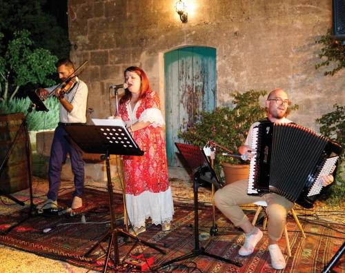 A Manduria il gruppo Shanah Tovah: concerto e cena con piatti ebraici italiani nel giardino di Palazzo Donna Elisabetta