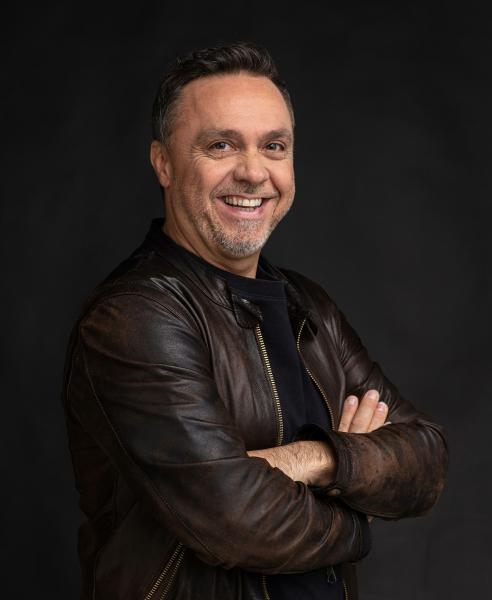 Gabriele Cirilli con lo spettacolo comico “Due Punto Zero”