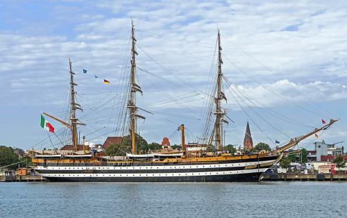Visite alla nave Amerigo Vespucci a Taranto