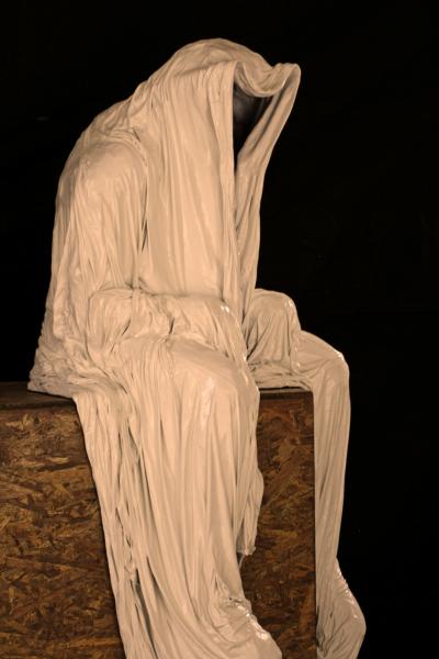 Al Verdi “Pleurants”, Sculture Che Raccontano il Nostro Tempo