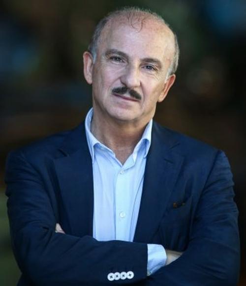 Carlo Buccirosso in “L’erba del vicino è sempre più verde”