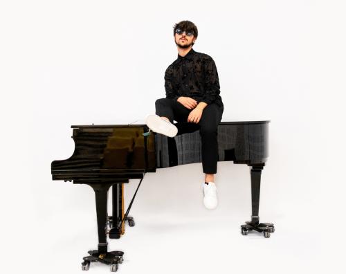 Il pianoforte di Massimo Albanese torna a suonare per l’Ospedale San Raffaele di Milano e per la Lega Italiana Fibrosi Cistica.