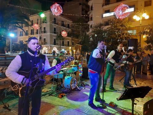 CONCERTI E ARTISTI DI STRADA ARRIVANO NEI QUARTIERI SALINELLA E TAMBURI