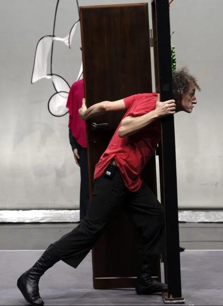 Antonio Rezza in Hybris, in scena al Kismet