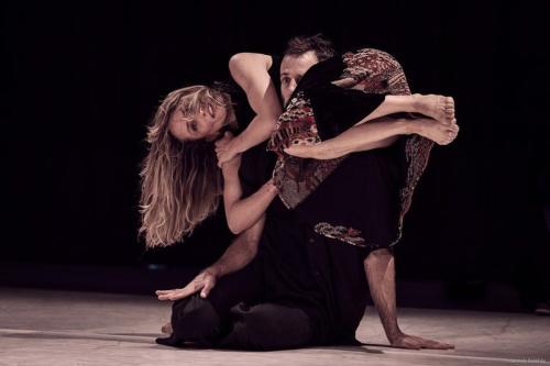 I Carry, You Hold di Olivia Court Mesa