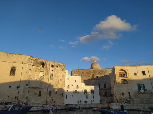 Monopoli: storie di approdi e fantasmi