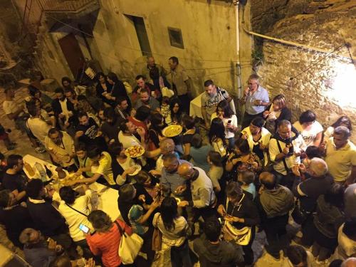 GRANDE ATTESA PER LA NOTTE DEI FORNI AD OLIVETO LUCANO (MT)