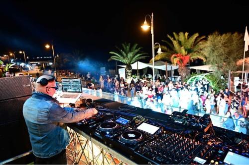 Nightlife, Modis: closing summer party