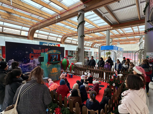 Babbo Natale porta i bambini in giro per il mondo