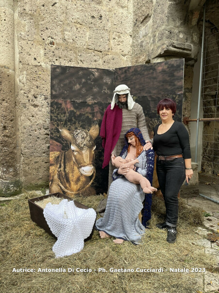 Una "Sacra Famiglia" All'Uncinetto Dalla Maestria Ineguagliabile