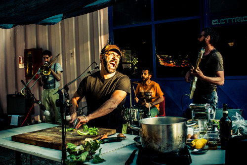Daniele Donpasta De Michele a Lecce e Lizzanello per presentare Food Sound System e La parmigiana e la rivoluzione
