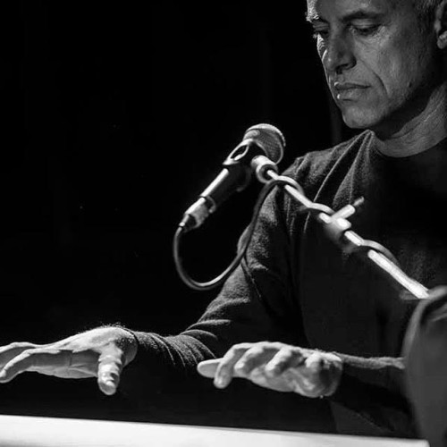 ENRICO GIARETTA, al pianoforte, accompagnerà VINCENZO MOLLICA nello spettacolo "L'ARTE DI NON VEDERE"