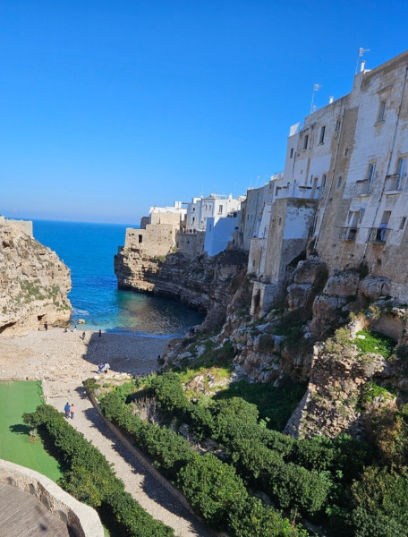 "Meraviglioso" una mattinata a Polignano tra arte contemporanea e mare.