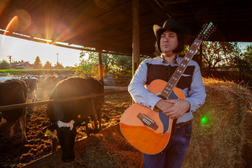 Ruggero de I Timidi dal vivo al Cowboys' Guest Ranch di Voghera in versione country