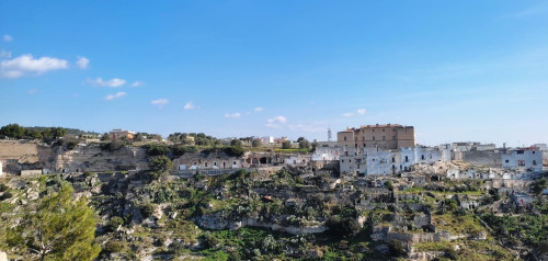 La gravina di Palagianello, tra natura selvaggia e chiese rupestri