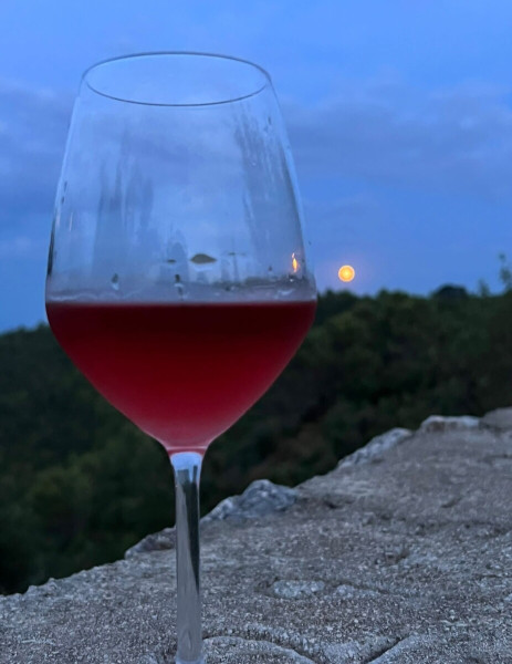Passeggiata a Monte Pizzuto con calice di vino