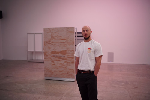 RUB UP ON MADRE la performance di Adam LINDER a cura di Gigiotto Del Vecchio al MADRE per i 20 anni del museo