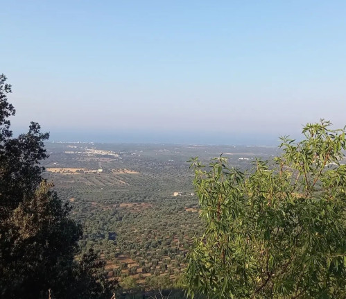 Passeggiata a Monte Pizzuto con calice di vino.