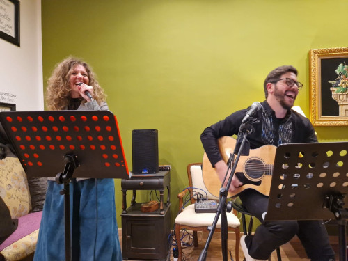 OMAGGIO A DOMENICO MODUGNO  LUOMO IN FRACK  IL DUO VALERIA MOSCA  RICCARDO LORUSSO  A BARLETTA PRESSO IL GIARDINO GOS  PER MUSICARTE