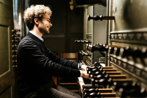 Nicola Dolci omaggia Bach e Buxtehude in cattedrale per Organ'Aria