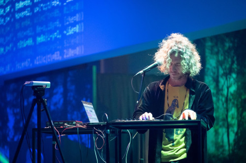 Da Alex Braga a Giuseppe Magagnino, tra AI e tradizione: al Teatro Palladium, in anteprima europea, DEUMM, viaggio in musica tra epoche e tecnologie.
