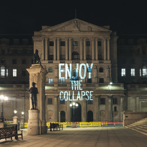 Mostra 'Enjoy the collapse' del collettivo Democracia, che si concentra su comunità, dissenso e conflitto attraverso interventi sociali.