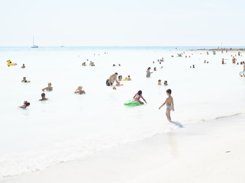 SOSPESI. A cura di Serena Tabacchi, l'italianità sospesa negli scatti di Jacopo Di Cera e Massimo Vitali