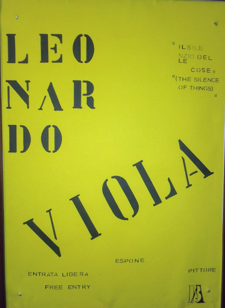 Leonardo Viola dipinge nella mostra "Il silenzio delle cose"