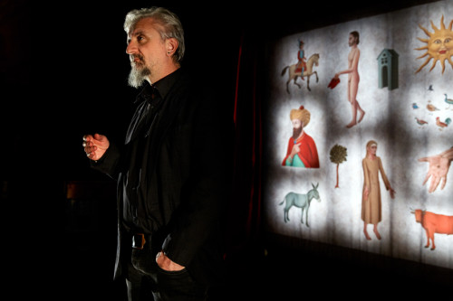 Ascanio Celestini porta on stage "Rumba. L’asino e il bue del presepe di San Francesco nel parcheggio del supermercato"