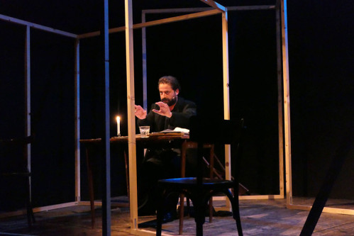 Paolo Cresta porta in scena "Per mano mia" di Maurizio de Giovanni, al Pozzo e il Pendolo Teatro di Napoli