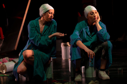 A LITTLE GOSSIP NEVER KILLED NOBODY di Chiara Arrigoni con la regia di Francesca Caprioli in scena