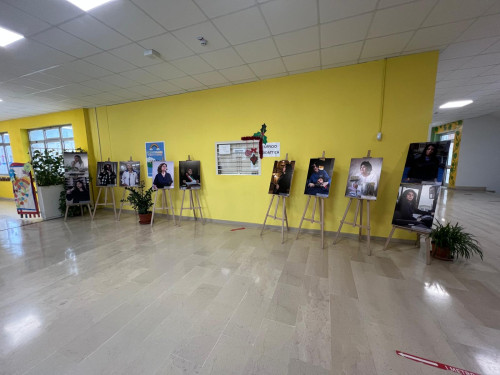 Scuola Manzoni la mostra fotografica In Foco: quando il lavoro non ha genere