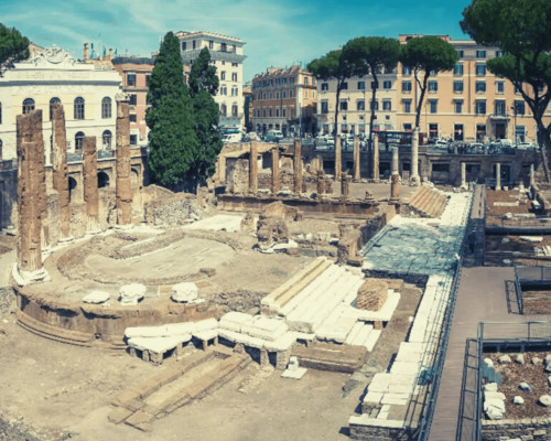 Area sacra di Torre Argentina con archeologa