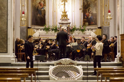 A Sorrento, al via la terza edizione di Soave sia il vento Così se fan tutti con "Pizzicato col canto"