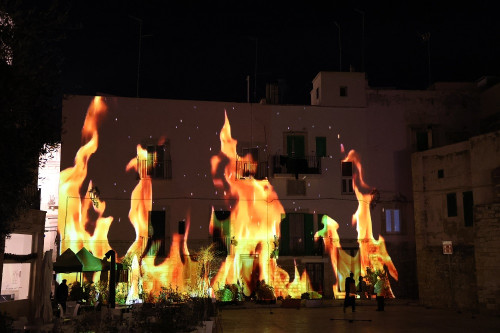 on stage «Dite Inferno», L'inferno della Divina Commedia Nel Centro Storico di Giovinazzo