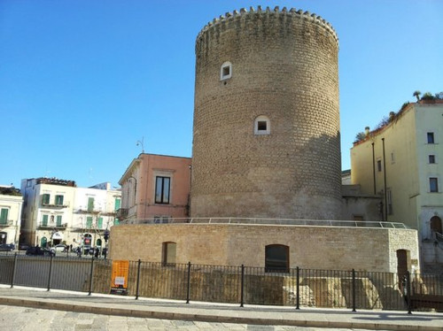 Bitonto celebra il silenzio: una mostra fotografica collettiva al Torrione Angioino