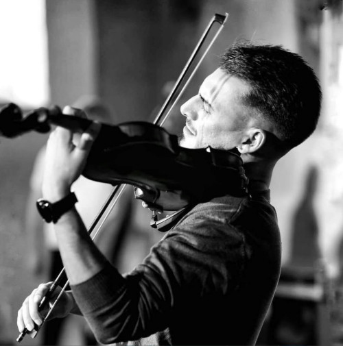 JOELE MICELLI PUBBLICA "ADRENALINE", IL SUO PRIMO SINGOLO STRUMENTALE - Il brano inaugura una serie di composizioni con le moderne sonorità del Rock Sinfonico.