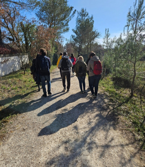 Camminata in natura con calice di vino