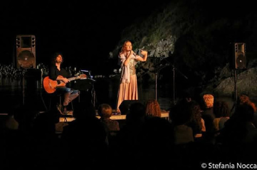 "Esperanto. Voci e canti del Mediterraneo", alla Distilleria De Giorgi on stage lo spettacolo di Errare Persona