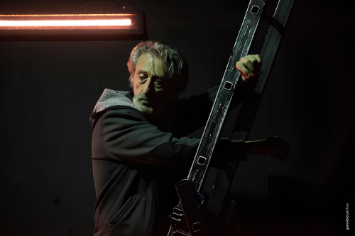 Sagoma di Fabio Pisano con Nando Paone. Regia Davide Iodice