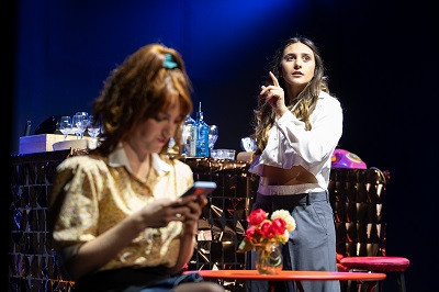 Bar Mooda. l'esilarante sit-com teatrale a puntate che ospita artisti emergenti
