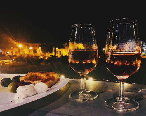 Luci e sapori di Torre Alemanna: una cena in terrazza tra cibo e musica