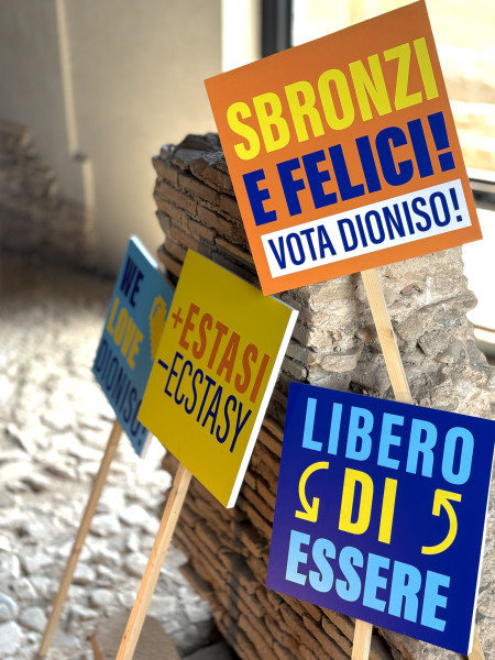 MASSIMO SIRELLI ridisegna il mito tra le rovine di Locri | "Dioniso è qui" è aperta al pubblico fino al 30.09: le foto della nuova mostra dell'artista