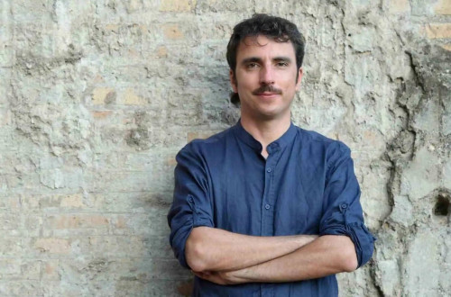 Due tipi insoliti di Alibi - Artisti liberi indipendenti per la rassegna "Le pagine del teatro" nell'Agorà della Libreria Idrusa