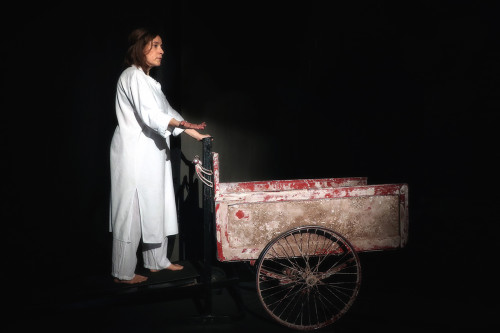 "Cantica Antigonae. Lamento per il corpo del nemico" di Astràgali Teatro racconta in scena il mito sofocleo