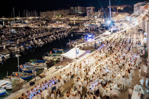 BISCEGLIE EN BLANC 2025: sul lungomare Nazario Sauro sold out la grande festa