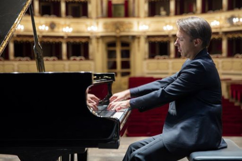 Maurizio Baglini interpreta il Köln Concert di Keith Jarrett nella platea vuota del Ponchielli