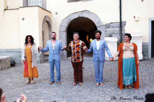 "Terramò vol. III" di Pako Ioffredo: la scena è il Rione Terra, per una memoria che danza sul filo del movimento